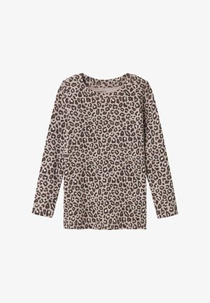 Długi rękaw bluzki z miękkiego materiału, z brązowym i beżowym wzorem w panterkę. Klasyczny okrągły dekolt i luźny krój.