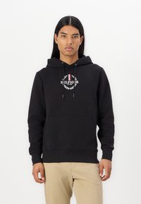 Tommy Hilfiger - GLOBAL STRIPE WREATH TEE HOODY - Jersey con capucha - black Imagen en miniatura 1