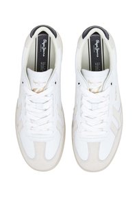 Valkoiset lenkkarit nahka- ja samettikoristeilla. Varustettu litteillä nauhoilla, pehmeällä pohjallisella ja hienovaraisella kultaisella brändäyksellä sivuilla.