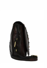 Lederhandtasche, dunkelbraun, schlanke Silhouette mit goldfarbenen Beschlägen, dekorativen Nieten entlang einer Seite, Tragegurt befestigt.