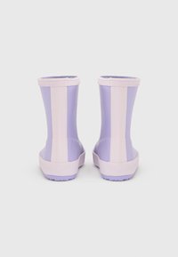 Violetti ja vaaleanpunainen kuminen sadekenkäpari kiiltävällä pinnalla, jossa on kuvioitu pohja ja sileä yläosa, kuvattuna takaa.