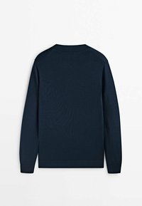 Marineblauer Strickpullover, lange Ärmel, Rundhalsausschnitt, gerippte Bündchen und Saum, glatte Textur, minimalistisches Design, keine sichtbaren Logos oder Muster.