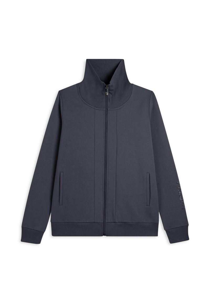 Chaqueta navy con cremallera, cuello alto, puños acanalados y dos bolsillos frontales. Tejido suave y detalle sutil del logo en la manga.
