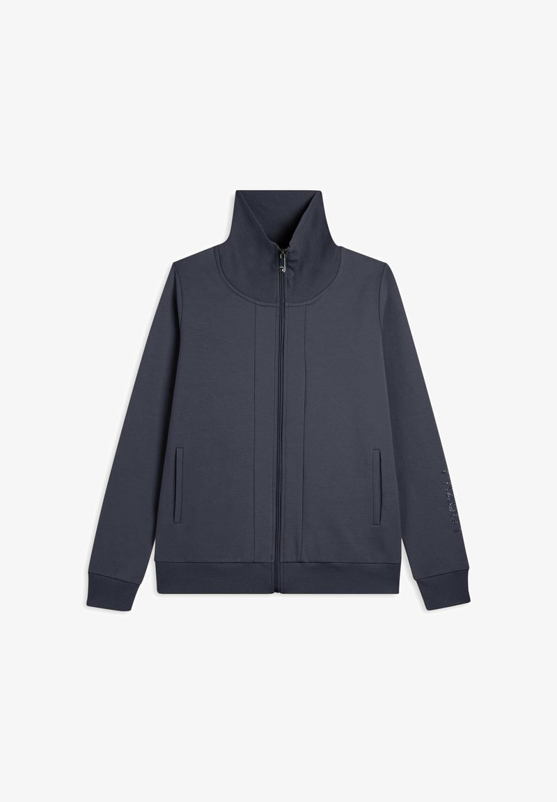 Chaqueta navy con cremallera, cuello alto, puños acanalados y dos bolsillos frontales. Tejido suave y detalle sutil del logo en la manga.