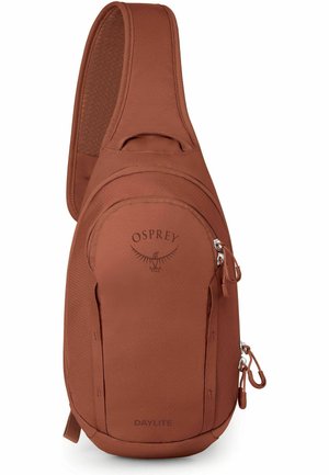 Zaino a tracolla Osprey Daylite color ruggine con spallina imbottita, molteplici scomparti con cerniera e logo sulla parte anteriore.