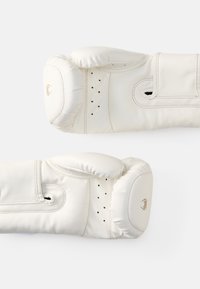 Luvas de boxe brancas com um acabamento texturizado, nós acolchoados, orifícios de ventilação perfurados e um logótipo em dourado.