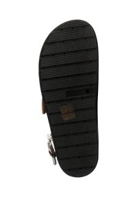 Semelle de sandale noire avec des rainures horizontales et de petits trous de ventilation, boucle visible et bride latérale.