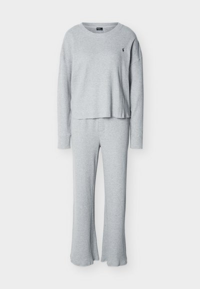 Σετ οικιακής ένδυσης με γκρι ανοιχτόχρωμο ριμπ πλεκτό τοπ με μακριά μανίκια και παντελόνι με φαρδιά πόδια, με λαιμόκοψη τύπου crew και μικρό μαύρο λογότυπο στο στήθος.