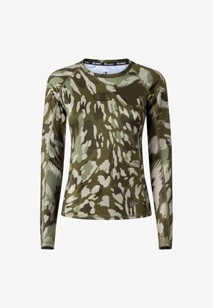 Camiseta deportiva de manga larga con estampado de camuflaje, cuello redondo, logo de Champion en el pecho y etiqueta "C DRY" cerca del dobladillo.