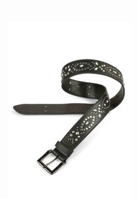 Cinturón de cuero negro con tachuelas decorativas plateadas y azules, con una hebilla de metal rectangular y diseño perforado. Textura suave.