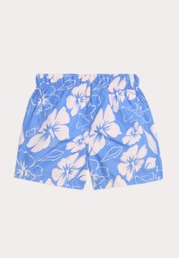 Blå blommiga badbyxor med elastisk midja, prydda med stora vita hibiskusblommor och blad, tillverkade av lättviktsmaterial.