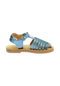 Sandalia de cuero metálico azul con diseño frontal trenzado, parte trasera abierta, correa ajustable y suela de goma marrón. Textura suave y detalles mínimos.