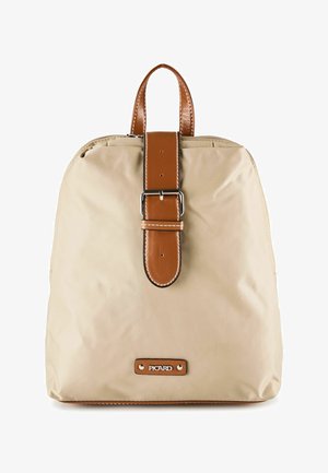 Zaino beige con tracolla e manico in pelle marrone, fibbia argentata e targhetta con logo "PICARD" sul davanti.