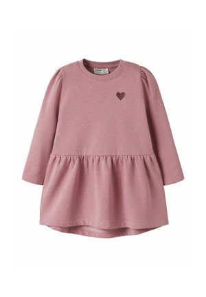 Vestido para niño pequeño de manga larga en rosa polvo con cintura fruncida y pequeño corazón rosa oscuro bordado en el pecho.
