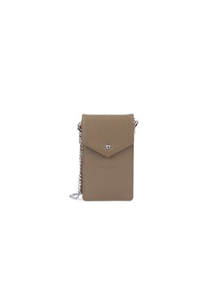 Borsa per telefono in pelle marrone con texture, chiusura a pattina, hardware in argento e tracolla a catena. Forma rettangolare liscia con dettagli di branding.