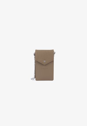 Borsa per telefono in pelle marrone con texture, chiusura a pattina, hardware in argento e tracolla a catena. Forma rettangolare liscia con dettagli di branding.
