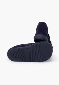 Chaussures à enfiler en daim bleu marine avec semelles en caoutchouc texturées. Elles présentent un bout rond et un détail de couture sur la partie supérieure pour un intérêt design supplémentaire.