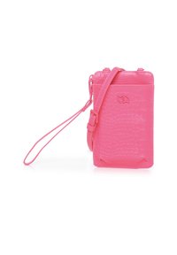 Borsa a tracolla rosa in ecopelle goffrata, con forma rettangolare, tracolla regolabile e chiusura con zip sulla parte superiore.