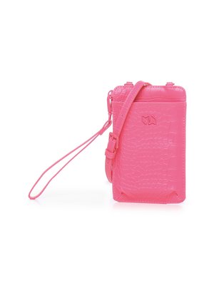 Borsa a tracolla rosa in ecopelle goffrata, con forma rettangolare, tracolla regolabile e chiusura con zip sulla parte superiore.