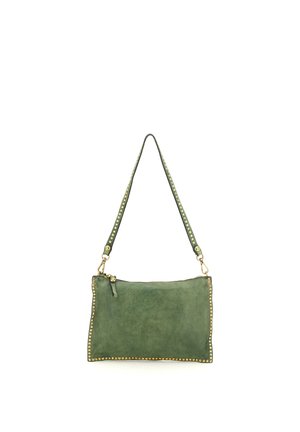 Borsa rettangolare in suede verde con rifiniture in borchie dorate e tracolla regolabile su sfondo bianco.
