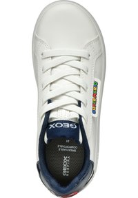Sneaker bianca in pelle con accenti blu navy, chiusura con lacci, logo "Super Mario" e interno imbottito. Presenta una suola traspirante per il comfort.