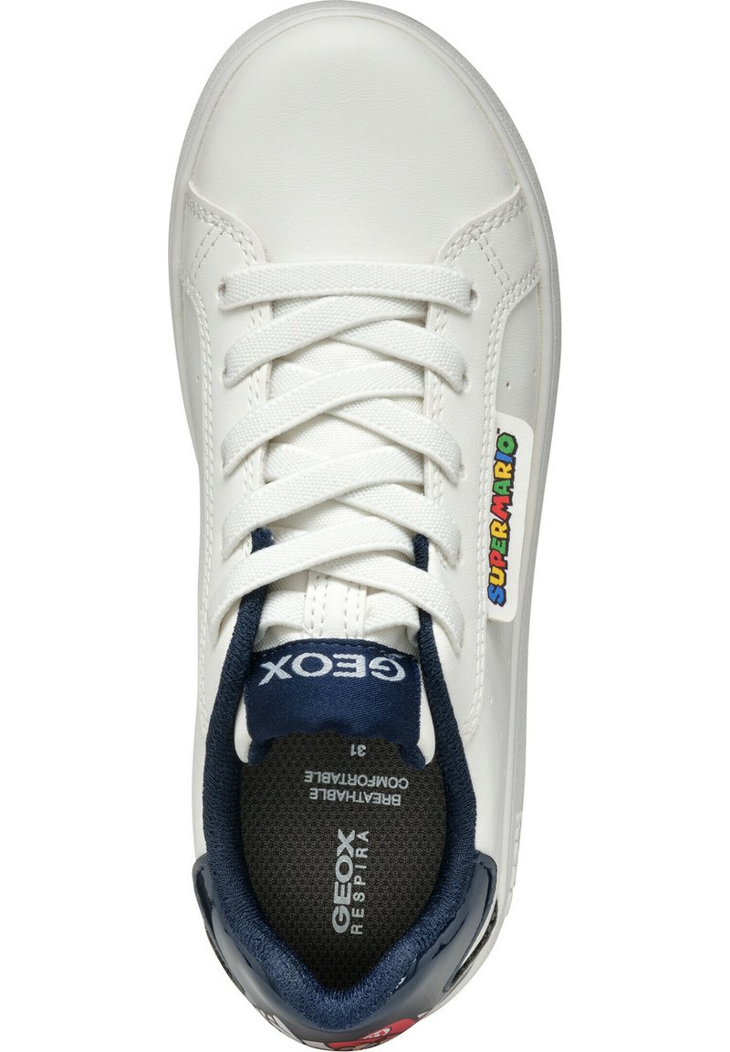 Baskets en cuir blanc avec accents navy, fermeture à lacets, logo "Super Mario" et intérieur rembourré. Présente une semelle respirante pour le confort.