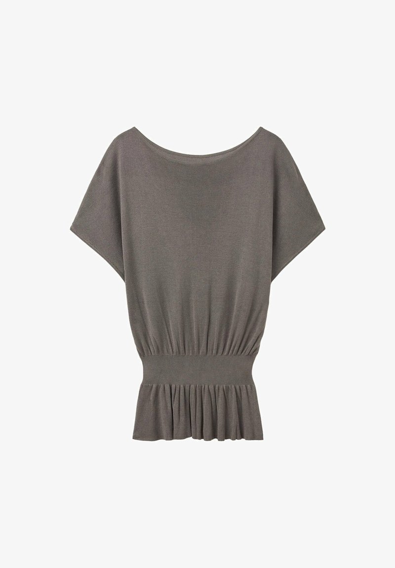 Haut tricoté gris à manches courtes, col large, taille ajustée et ourlet froncé, présenté sur fond blanc.