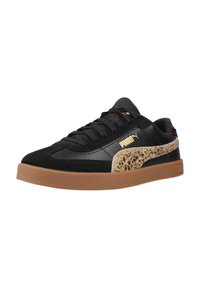 Sneaker nera con materiali in suede e pelle, dettagli con stampa leopardata di lato, logo dorato e suola in gomma marrone.