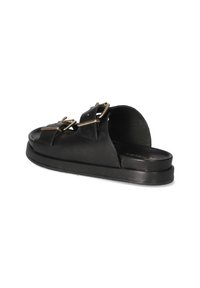 Zwarte leren slide sandalen met twee verstelbare banden met goudkleurige hardware, een ronde neus en een geprofileerde zool.