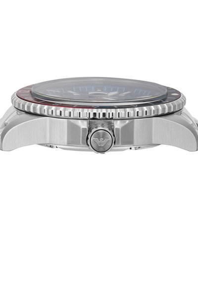 Ezüst rozsdamentes acél óra kerek tokra, átlátszó üveg felületre, fekete számlapra és piros kiemelésekkel rendelkező lencsére. A koronáján logo található.