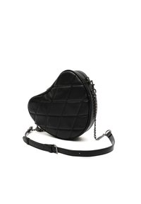 Borsa a tracolla a forma di cuore in pelle nera trapuntata con catena removibile e tracolla regolabile, caratterizzata da una texture liscia e chiusura con zip.