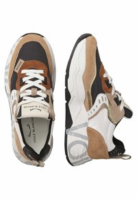 Sneaker con una combinazione di suede marrone, tessuto nero e suola in gomma bianca. Dotate di design con lacci, etichetta del logo e motivo astratto sulla suola.