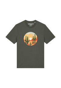 Donkergroene t-shirt met korte mouwen, met een ronde graphic van cactussen en een zonsondergang in oranje en lichtblauwe tinten.