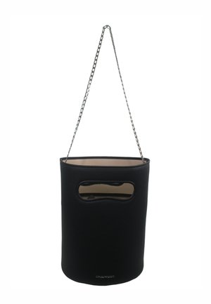 Borsa a secchiello nera in pelle con superficie testurizzata, dotata di una maniglia in catena metallica e due maniglie intagliate sui lati.