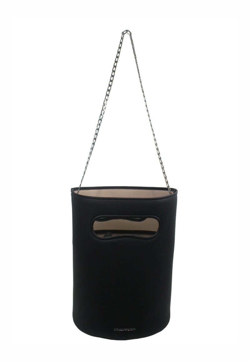 Borsa a secchiello nera in pelle con superficie testurizzata, dotata di una maniglia in catena metallica e due maniglie intagliate sui lati.
