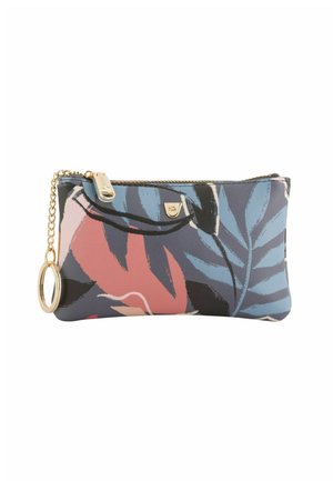 Estuche floral multicolor con una superficie textil suave, cremallera negra, herrajes dorados y una cadena con un anillo para llaves.