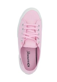 Scarpa di tela rosa con lacci, punta rotonda e suola in gomma bianca. Presenta il logo all'interno e di lato, texture liscia e design minimalista.