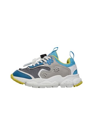 Farbenfrohe Sneaker mit einem Obermaterial aus einer Mischung aus Grau und Blau, weißen, markanten Sohlen und gelben Akzenten. Verfügt über ein Schnürsystem und einen gepolsterten Knöchelbereich.