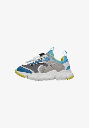 Farverig sneaker med en overdel i grå og blå blandet materiale, hvid chunky sål og gule accenter. Har snøresystem og polstret krave.