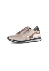 Beige leren sneaker met een textuur van een luipaardpatroon als accent, bruine veters, ritssluiting aan de zijkant, en een zwarte hielkap. Zachte zool.