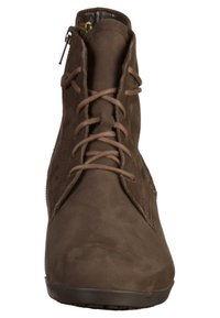 Stivali ankle in suede marrone con punta arrotondata, design con lacci frontali e cerniera laterale per una facile calzata. Tessuto liscio con accenti minimi.
