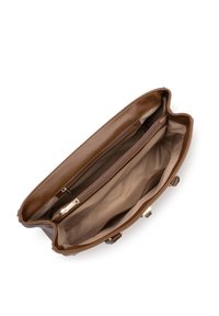 Borsa a mano in pelle marrone con superficie texture. L'interno presenta due scomparti e una tasca con cerniera, foderata in tessuto beige. Accenti in metallo dorato.