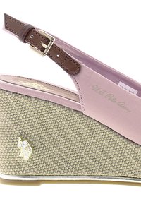 Sandal typu klín s textilním béžovým podkladem, světlým levandulovým svrchním materiálem, hnědým koženým popruhem s kovovou sponou a zlatým logem.