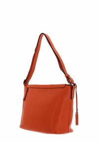 Sac à bandoulière en cuir orange à texture lisse, avec des accents noirs, une poche zippée à l'avant et une sangle réglable.