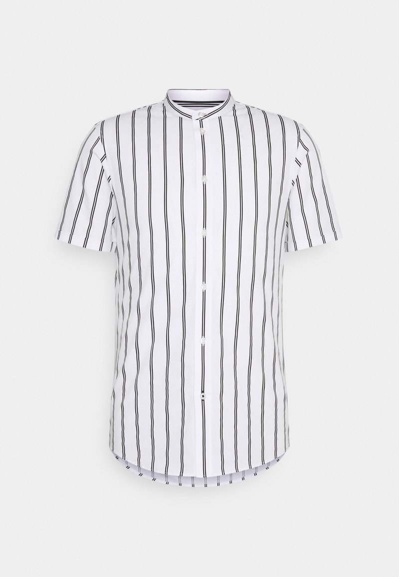 Camicia a maniche corte in tessuto bianco con righe verticali nere, dotata di colletto a fascia e chiusura con bottoni lungo il davanti.