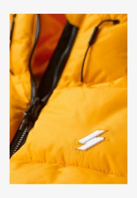Geselecteerd, saffron yellow