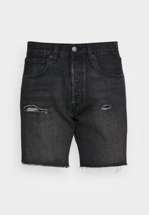 Shorts de mezclilla negros con roturas desgastadas en los muslos delanteros y dobladillos deshilachados, con presillas para cinturón, bolsillos delanteros y cierre de botón.