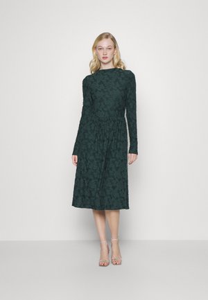 JDY Tall JDYTRISS FLOWER DRESS - Cocktail φόρεμα / Φόρεμα για πάρτι - scarab