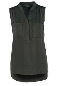 Blusa sin mangas de color gris oscuro con tapeta de botones, dos bolsillos en el pecho y un dobladillo trasero ligeramente más largo. Textura suave y diseño minimalista.