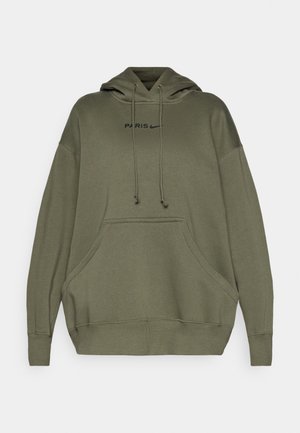 Olivově zelená oversized mikina se softmatérím. Obsahuje přední kapsu, šňůrky a černý potisk "PARIS" s logem Nike.